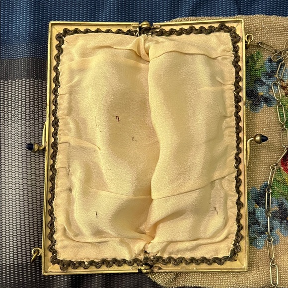 Vintage microbeaded purse with rose detail. - Picture 6 of 6